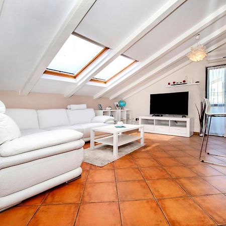 Apartment Camelia Ровин Екстериор снимка